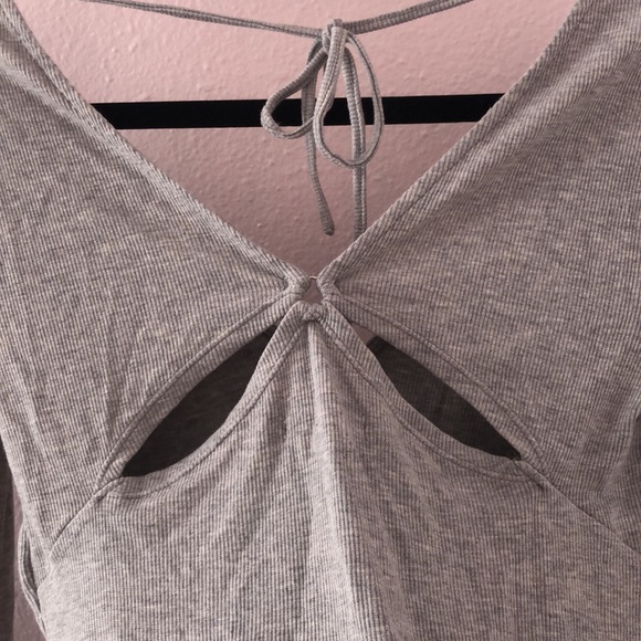Avec Les Filles V-Neck Halter Cut Out Top - Picture 3 of 6